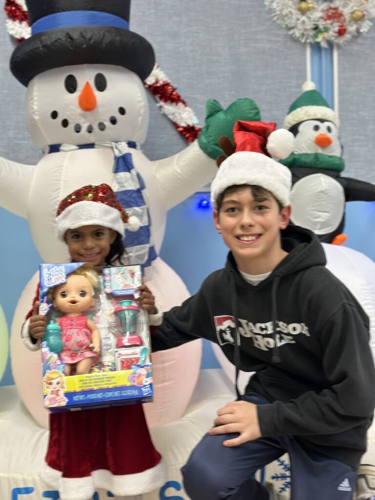 “Teens for Migrants” Hosts Heartwarming Holiday Party for Migrant Children and Families in Chicago